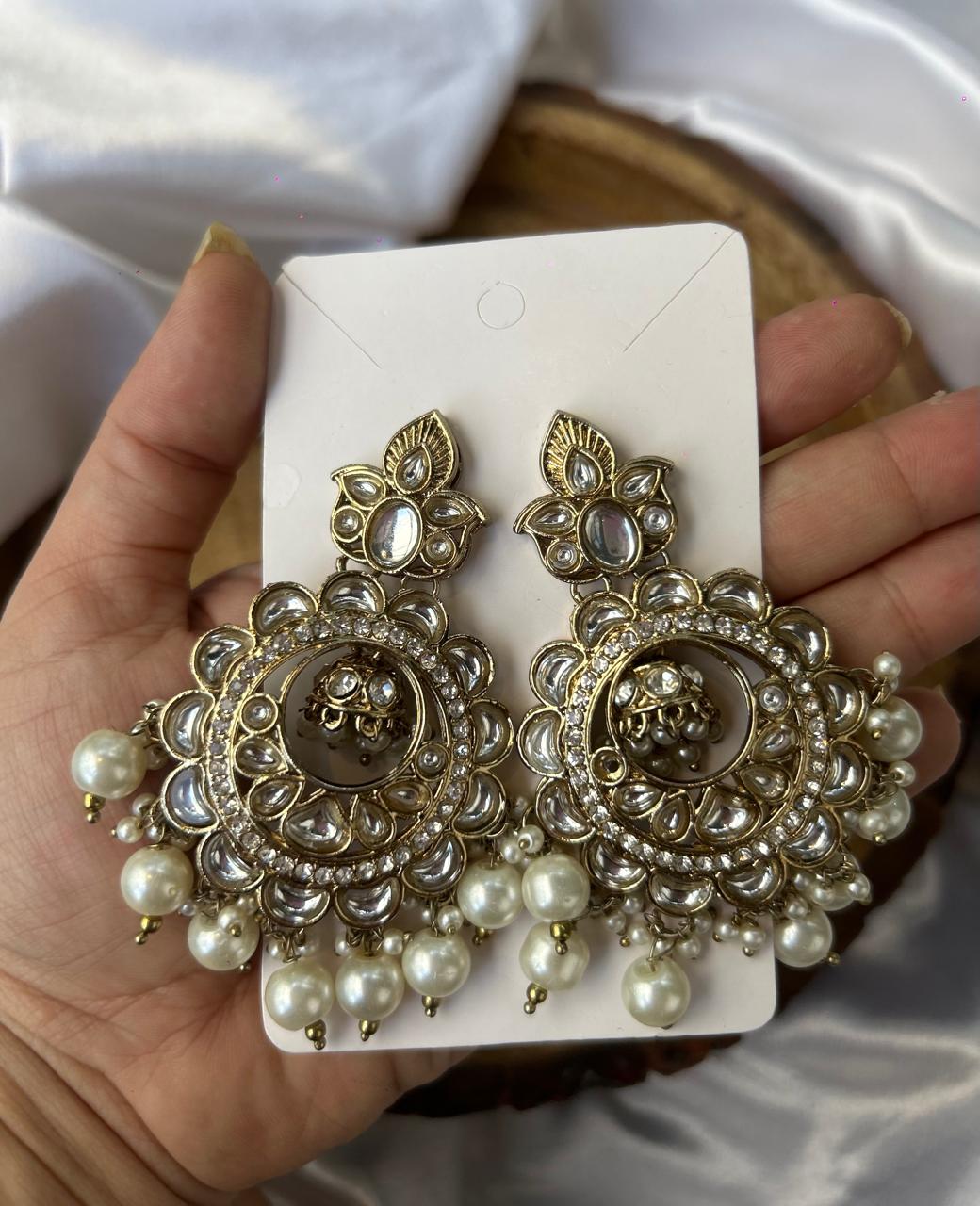 Safed jhumka