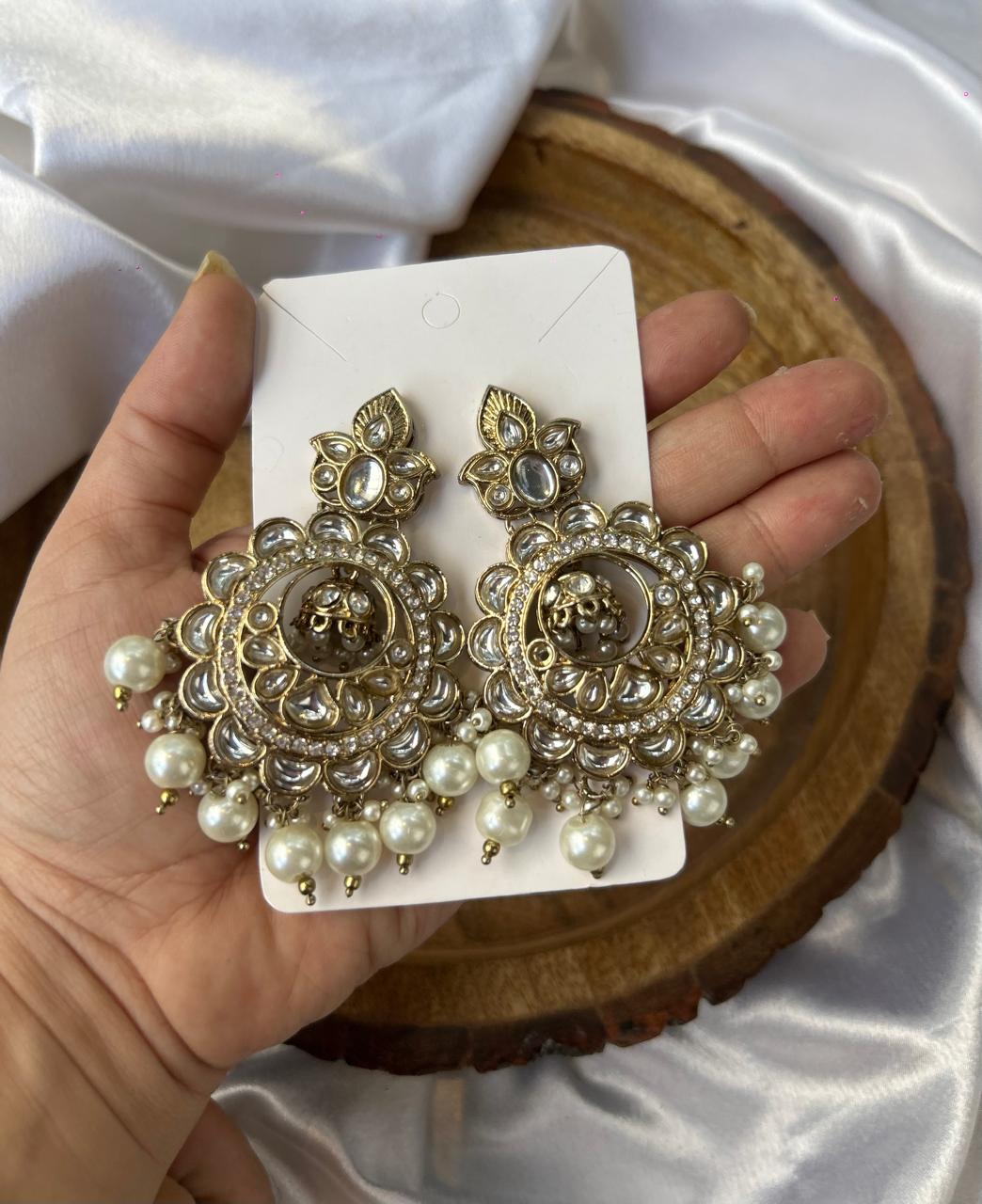 Safed jhumka
